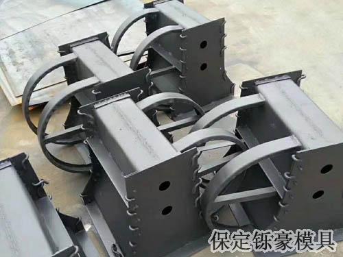 高速隔离墩钢模具